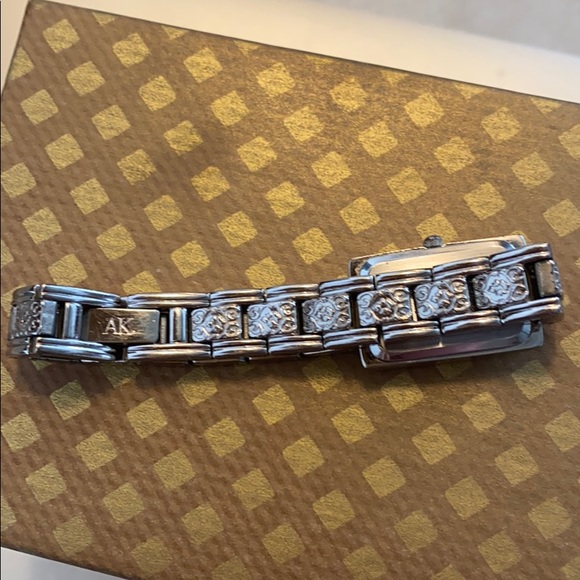 Filigree design in the face of this lovely watch - Picture 3 of 5